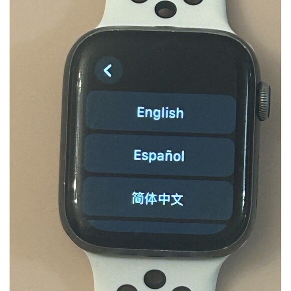 Apple Watch Series 5 44mm WIFI - Silver Aluminum with White Band - Picture 4 of 6